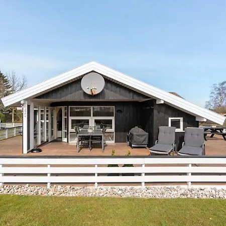 Stunning Home In Hejls With Wifi Hejls