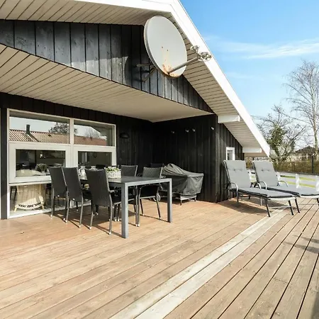 Stunning Home In Hejls With Wifi *
